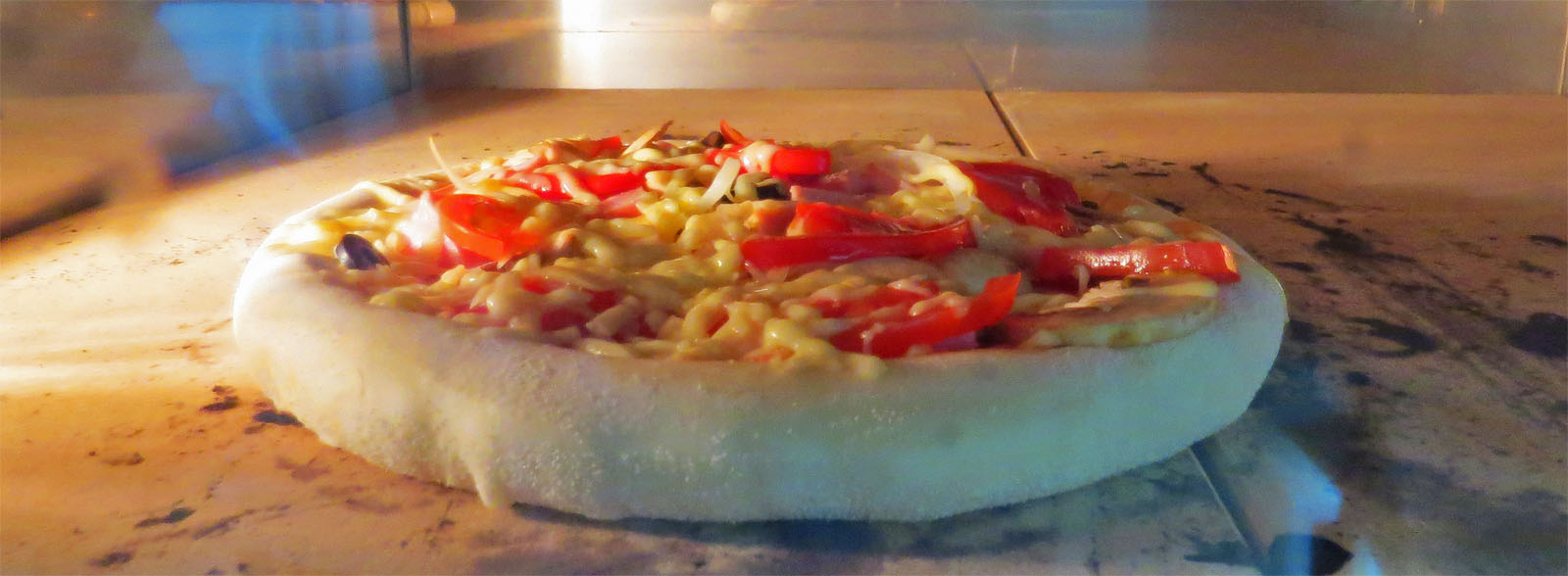 Как только пицца попадает в печь,  тесто словно надувается.