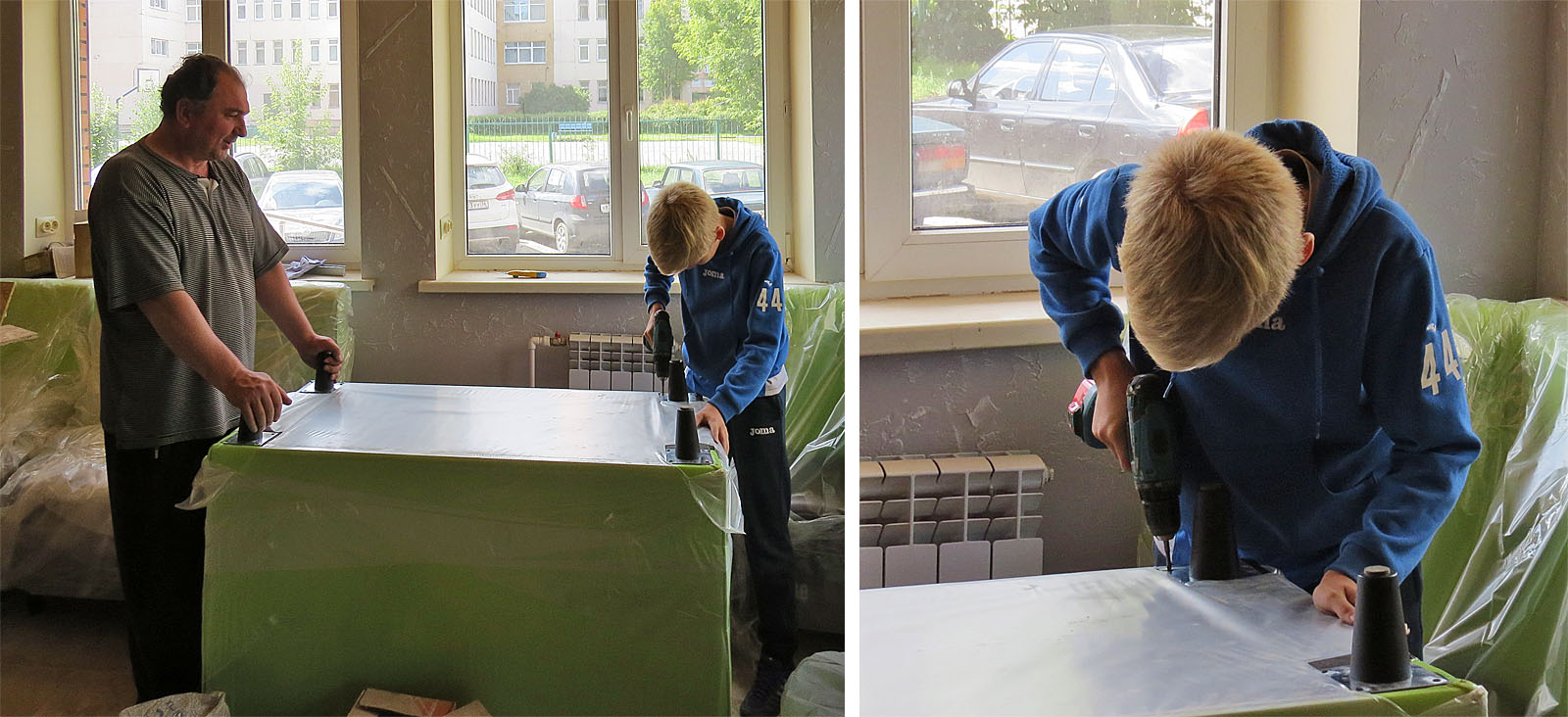 Александр с сыном активно помогают со сборкой мебели.